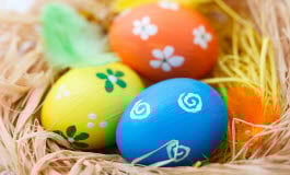 färgglada påskägg i halm